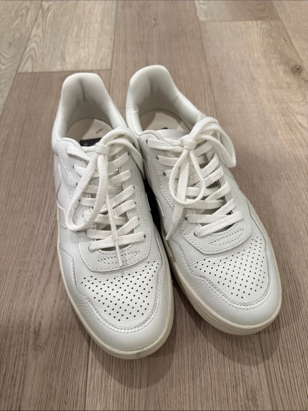 Veja V-90 Sneakers - Picture 4 of 8